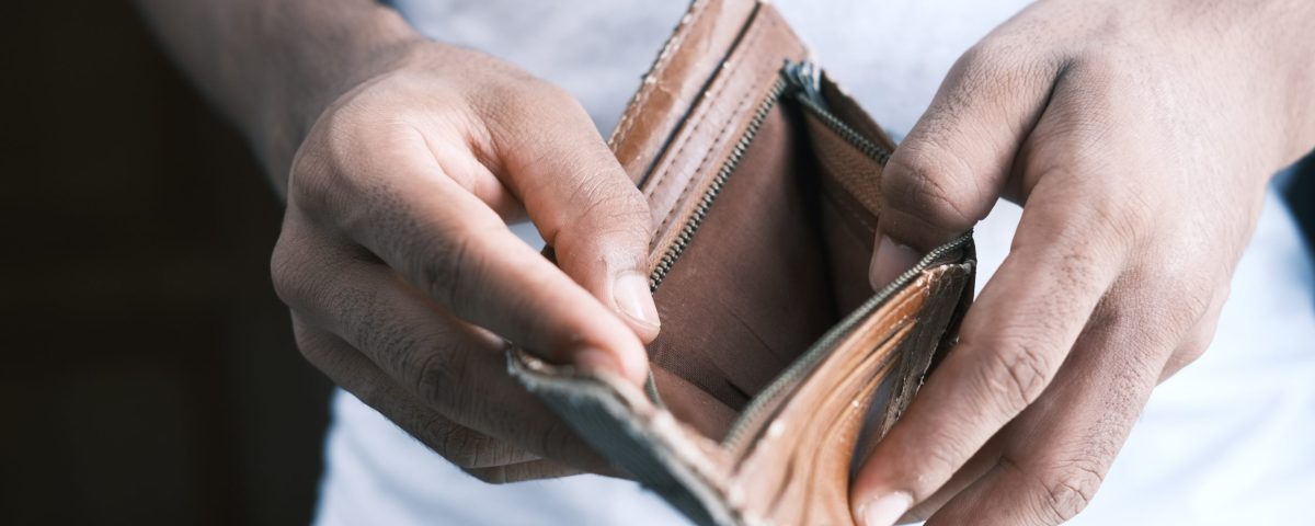 ¿Qué es el sobreendeudamiento? Una persona o empresa está sobreendeudada cuando no genera suficientes ingresos para cumplir con el pago de sus deudas.