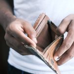¿Qué es el sobreendeudamiento? Una persona o empresa está sobreendeudada cuando no genera suficientes ingresos para cumplir con el pago de sus deudas.