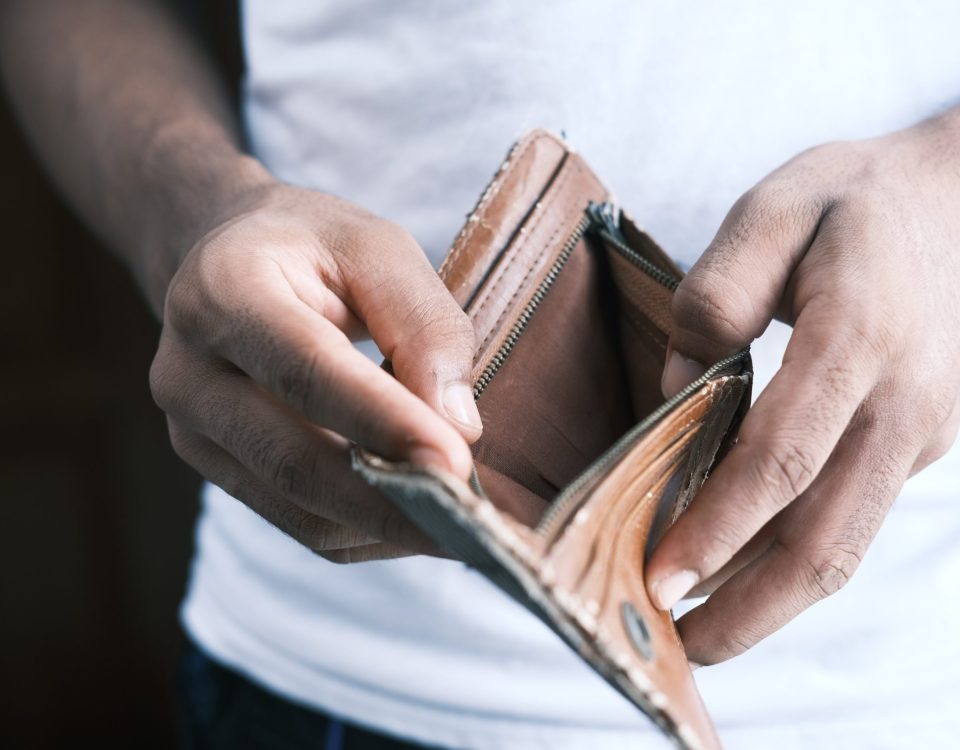 ¿Qué es el sobreendeudamiento? Una persona o empresa está sobreendeudada cuando no genera suficientes ingresos para cumplir con el pago de sus deudas.
