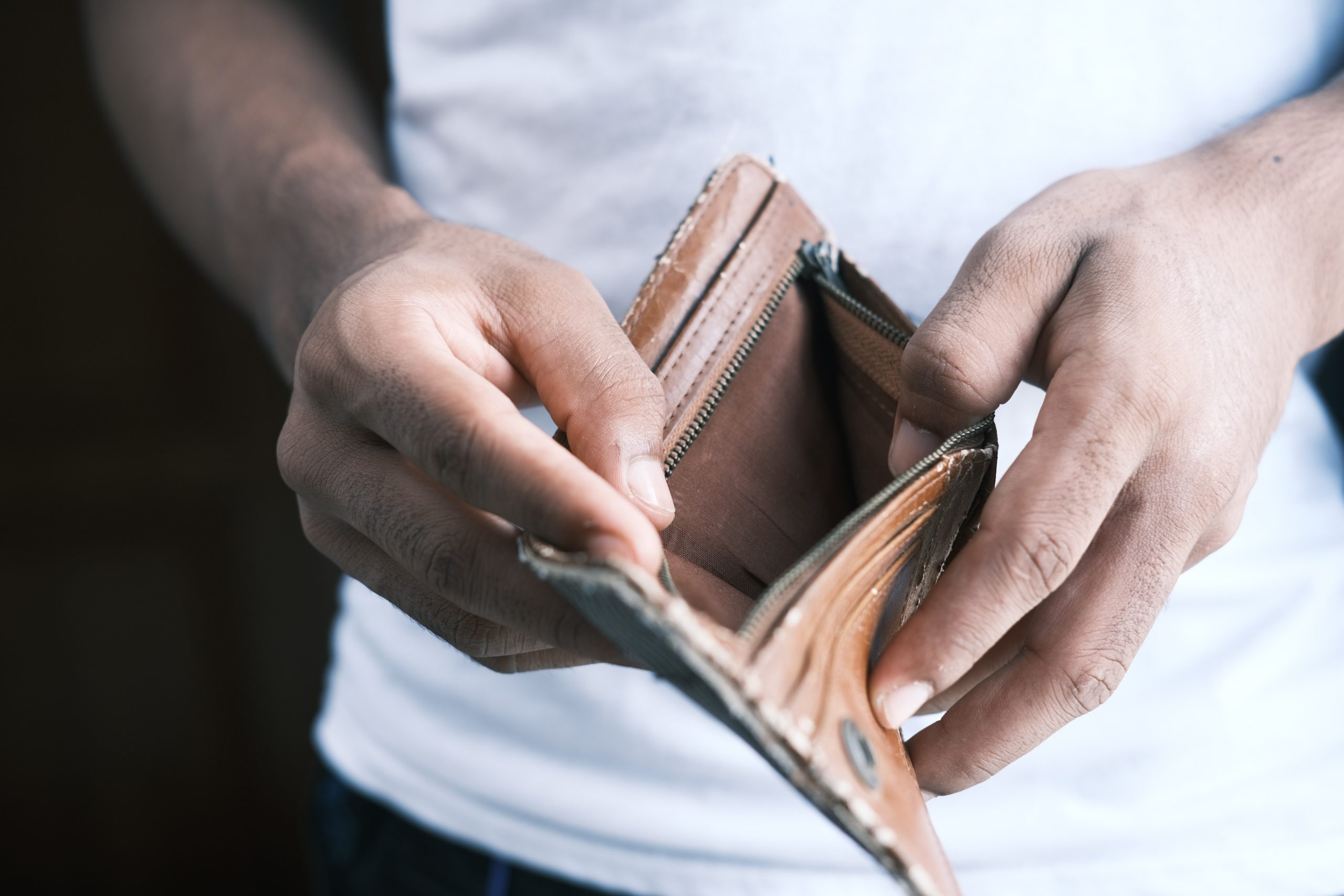 ¿Qué es el sobreendeudamiento? Una persona o empresa está sobreendeudada cuando no genera suficientes ingresos para cumplir con el pago de sus deudas.